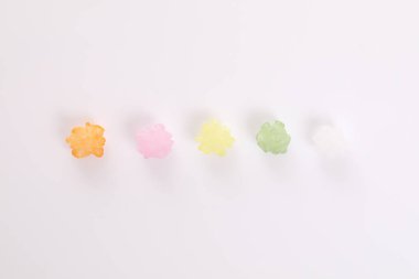 Beyaz arka plan üzerinde izole renkli jöle şeker tatlı şeker 