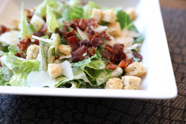 Sezar salatası, ekmek sosis ve peynir ile sebze