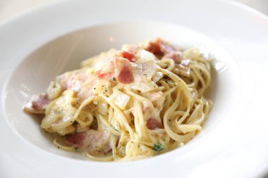 Spagetti carbonara beyaz sos sosis ve peynir ile