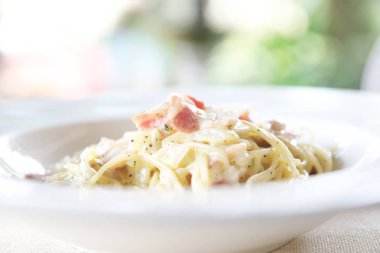 Spagetti carbonara beyaz sos sosis ve peynir ile