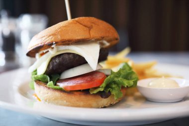 Kızartmalı sığır burger.