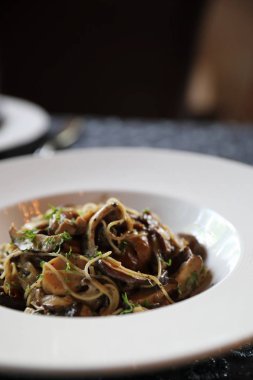 Spagetti truffle krema soslu mantar