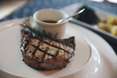 Domuz eti biftek sarımsak kavrulmuş patates ile