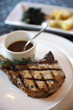 Domuz eti biftek sarımsak kavrulmuş patates ile