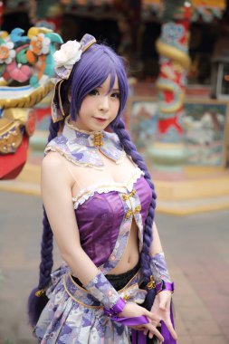 Mor Çin ile Asyalı genç kadın portresi cosplay Tapınağı ile elbise