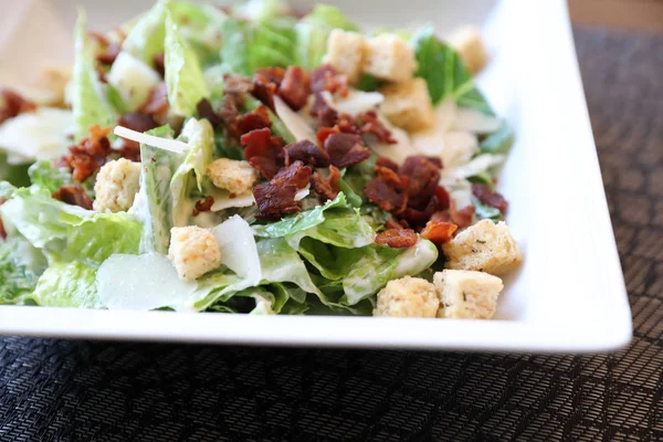 Sezar salatası, ekmek sosis ve peynir ile sebze