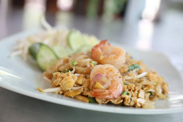 Garnelen Pad Thailändische Nudeln Mit Garnelen Obendrauf Thailändisches Essen — Stockfoto