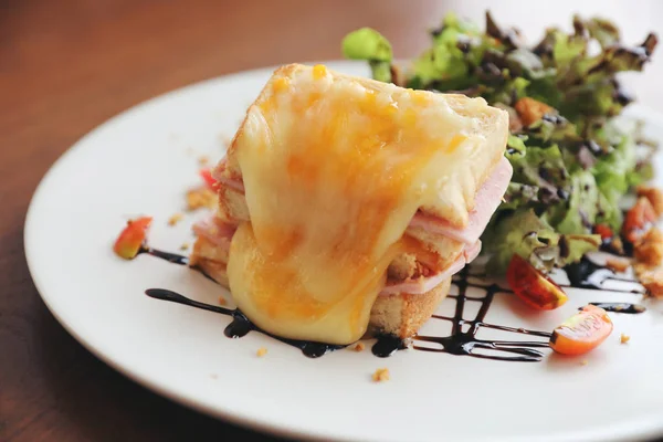 Schinken Käse Sandwich Mit Salat Auf Holz Hintergrund — Stockfoto