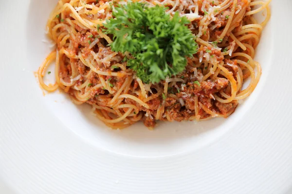 スパゲッティ牛挽肉とトマトソースとボロネーゼの添えパルメザン チーズとバジル イタリアン トップ ビュー — ストック写真