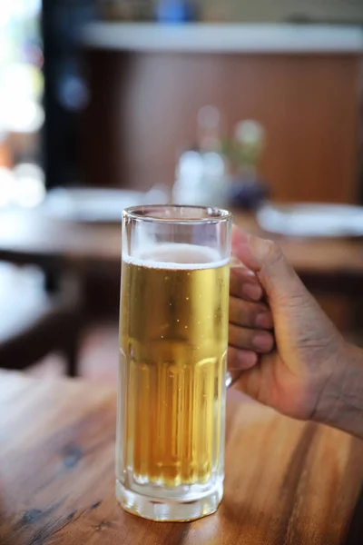 Birra Vetro Alto Fondo Legno Con Mano Uomo — Foto Stock