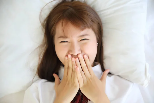 Retrato Japonês Escola Menina Traje Dormindo Sorriso Branco Tom Cama — Fotografia de Stock