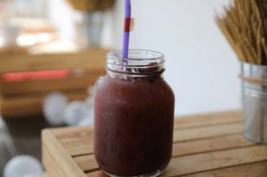 ahşap arka plan üzerinde meyve suyu karıştırın