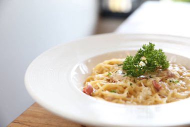 Pastırma ve sarımsak, ahşap masa arka plan ile makarna beyaz sos (spagetti Carbonara)
