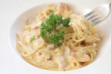 Pastırma ve sarımsak, ahşap masa arka plan ile makarna beyaz sos (spagetti Carbonara)
