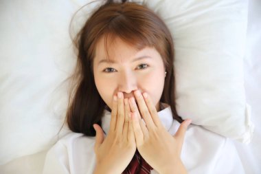 Portre Japon Okul uyuyan kız kostüm ve gülümseme beyaz sesi yatak odasında