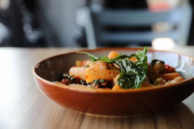 Ahşap zemin, İtalyan yemekleri üzerine domates soslu sosisli makarna