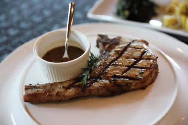 Domuz eti biftek sarımsak kavrulmuş patates ile