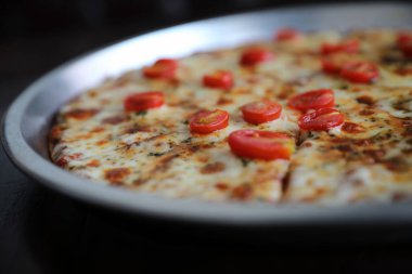Ahşap arka plan üzerinde pizza kiraz domates
