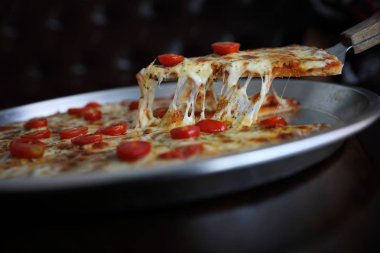 Ahşap arka plan üzerinde pizza kiraz domates