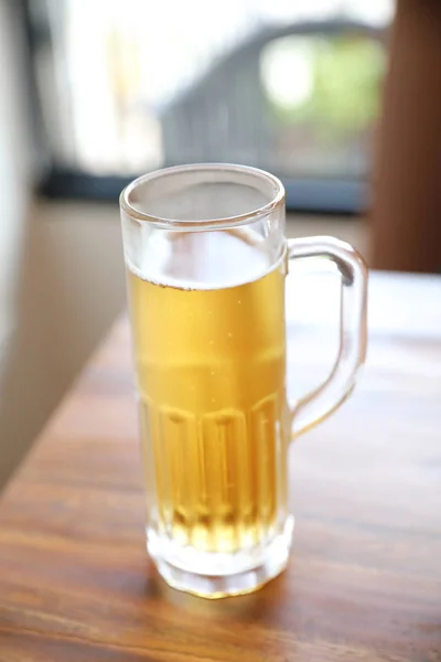 Bier Hoog Glas Houten Achtergrond — Stockfoto