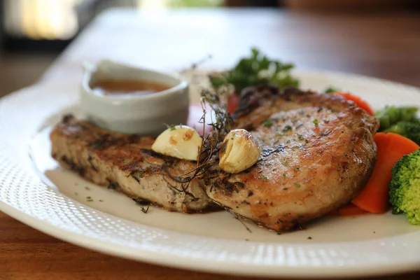 Costeleta Porco Grelhada Com Legumes Prato Com Fundo Mesa Madeira — Fotografia de Stock