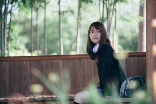 Retrato Joven Escuela Japonesa Chica Sentado Jardín Japonés Bosque Bambú —  Fotos de Stock