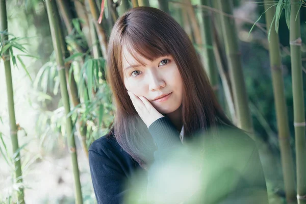 Portret Japanse School Meisje Japanse Tuin Bamboe Bos — Stockfoto