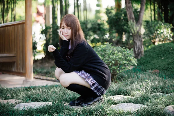 Портрет Молодого Японська Школярка Сидить Японський Сад Бамбук Ліс — стокове фото