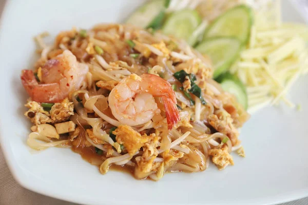 Garnelen Pad Thailändische Nudeln Mit Garnelen Obendrauf Thailändisches Essen — Stockfoto