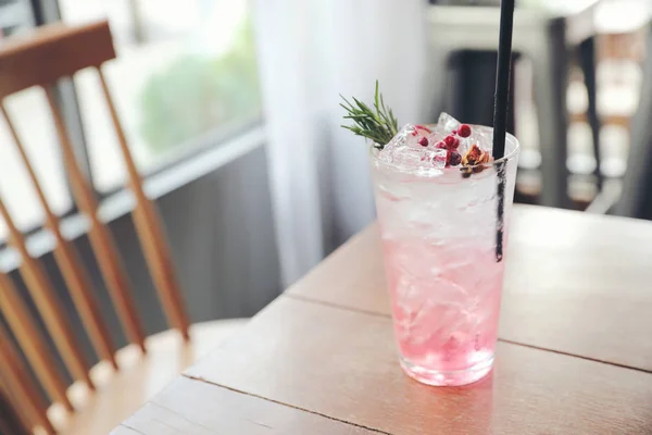 Jordgubbsjuice Cocktail Med Soda Trä Bakgrund — Stockfoto