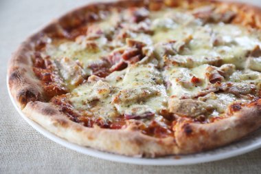 Pizza jambon pastırma peynir ve domates sos ile