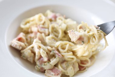 Spagetti carbonara beyaz sos sosis ve peynir ile