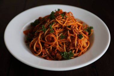 Spagetti bolognese ahşap zemin, İtalyan yemekleri üzerine