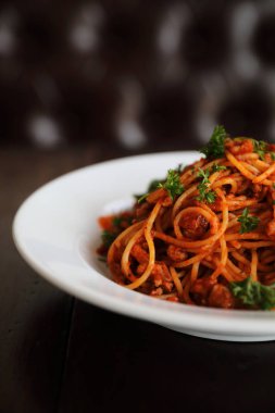 Spagetti bolognese ahşap zemin, İtalyan yemekleri üzerine