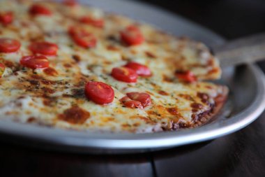 Ahşap arka plan üzerinde pizza kiraz domates