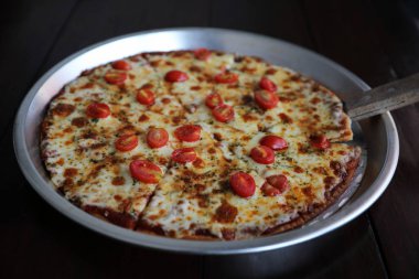 Ahşap arka plan üzerinde pizza kiraz domates