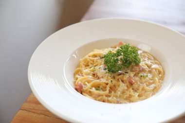 Pastırma ve sarımsak, ahşap masa arka plan ile makarna beyaz sos (spagetti Carbonara)