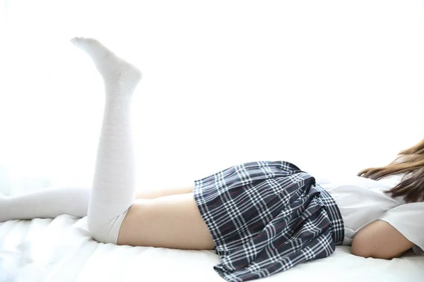 Porträt Japanische Schulmädchen Kostüm Beine Weißen Ton Bett Zimmer — Stockfoto