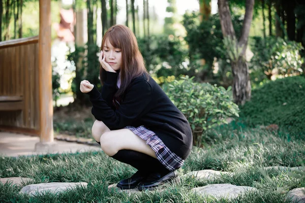 Portret Młodej Japońskiej Szkoły Dziewczyna Siedzi Japoński Ogród Bambus Lesie — Zdjęcie stockowe