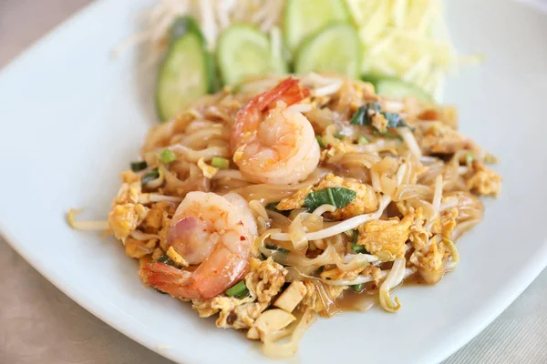 Garnelen Pad Thailändische Nudeln Mit Garnelen Obendrauf Thailändisches Essen — Stockfoto