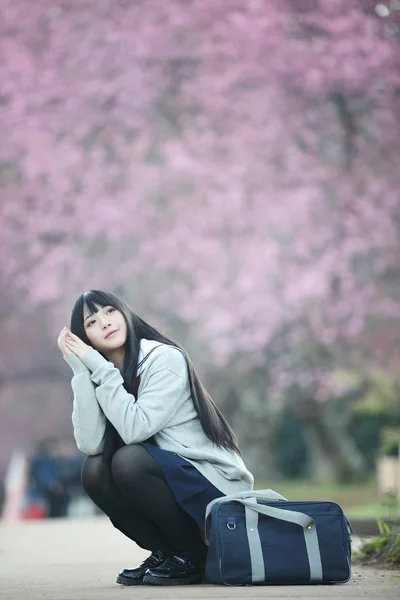 Giapponese Scuola Ragazza Abito Seduta Con Sakura Fiore Natura Passerella — Foto Stock