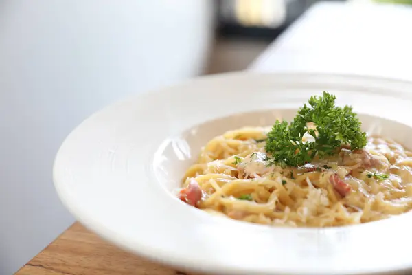 Salsa Blanca Espagueti Spaghetti Carbonara Con Tocino Ajo Sobre Fondo —  Fotos de Stock