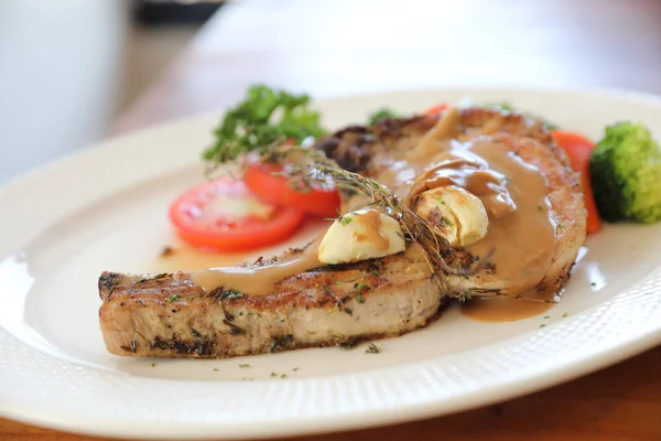 Costeleta Porco Grelhada Com Legumes Prato Com Fundo Mesa Madeira — Fotografia de Stock