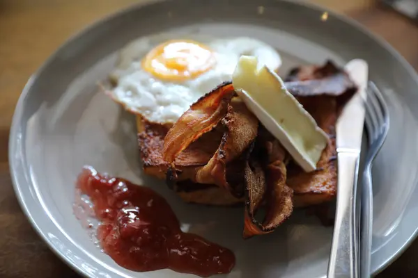 早餐法式吐司配培根鸡蛋和奶酪 木桌背景果酱 — 图库照片