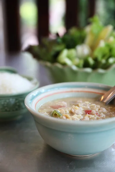 豚肉の新鮮な野菜 ココナッツ ミルクと香草の大豆伝統的なタイ料理 — ストック写真
