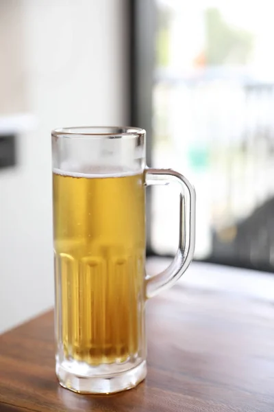 Cerveja Vidro Alto Fundo Madeira — Fotografia de Stock
