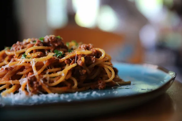 Espaguetis Boloñesa Con Carne Picada Salsa Tomate Adornada Con Queso —  Fotos de Stock