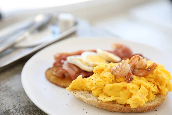 Frühstück Mit Rührei Bratkartoffeln Speck Und Garnelen — Stockfoto