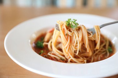Parmesan peyniri ve fesleğenle süslenmiş kıyma ve domates soslu spagetti bolonez, İtalyan yemeği.