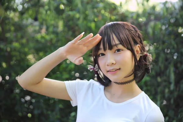 Álló Zöld Levelek Háttér Gyönyörű Ázsiai Lány — Stock Fotó